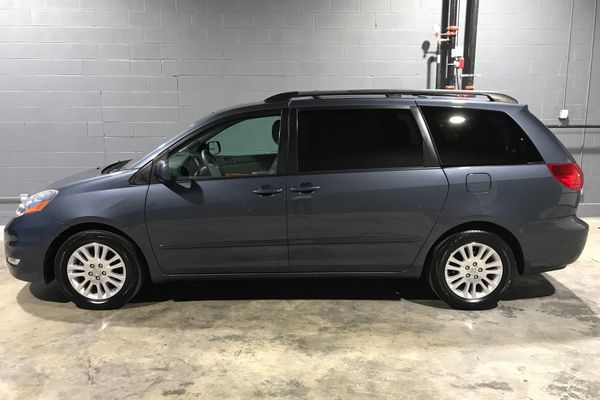 2009 Toyota Sienna XLE Minivan 4D for 